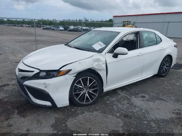 4T1G11AK4MU571700 2021 TOYOTA CAMRY - Image 2