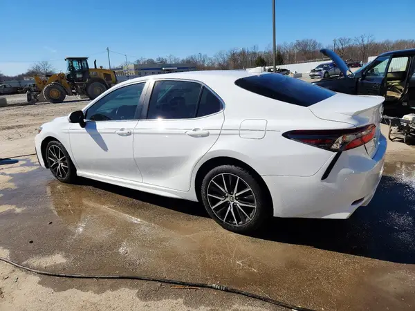 4T1G11AK4MU572202 2021 TOYOTA CAMRY - Image 2