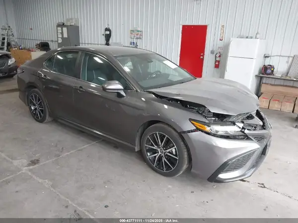 4T1G11AK4MU581756 2021 TOYOTA CAMRY - Image 1