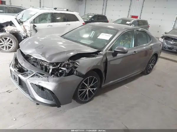 4T1G11AK4MU581756 2021 TOYOTA CAMRY - Image 2