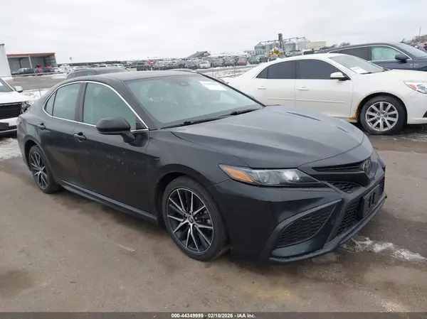 4T1G11AK4MU583104 2021 TOYOTA CAMRY - Image 1