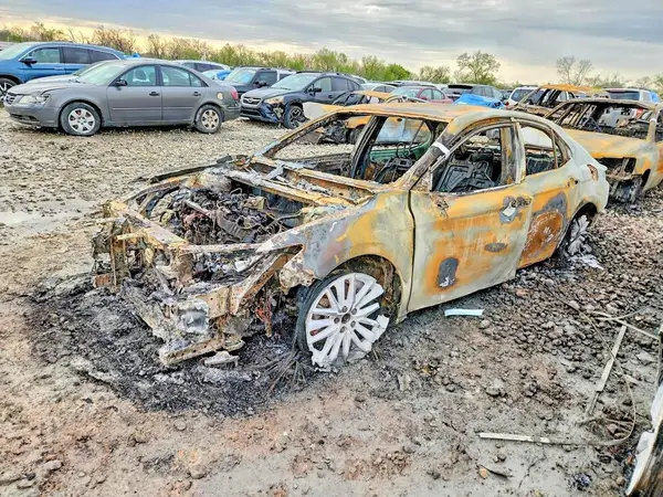 4T1G11AK4MU583118 2021 TOYOTA CAMRY - Image 1