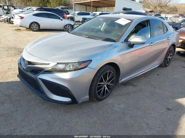 4T1G11AK4MU584575 2021 TOYOTA CAMRY - Image 2