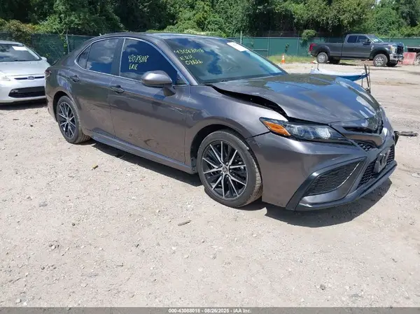 4T1G11AK4MU584608 2021 TOYOTA CAMRY - Image 1