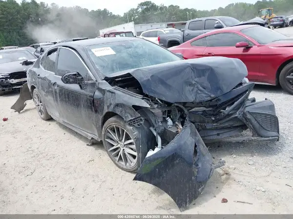 4T1G11AK4MU592014 2021 TOYOTA CAMRY - Image 1