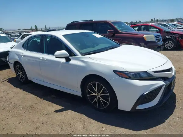 4T1G11AK4MU594264 2021 TOYOTA CAMRY - Image 1