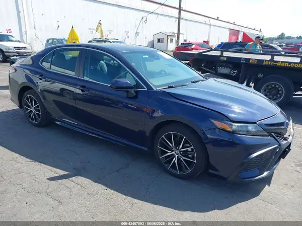 4T1G11AK4MU607918 2021 TOYOTA CAMRY - Image 1
