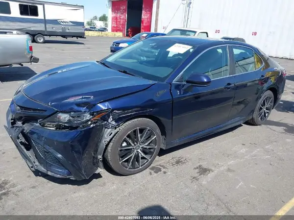4T1G11AK4MU607918 2021 TOYOTA CAMRY - Image 2