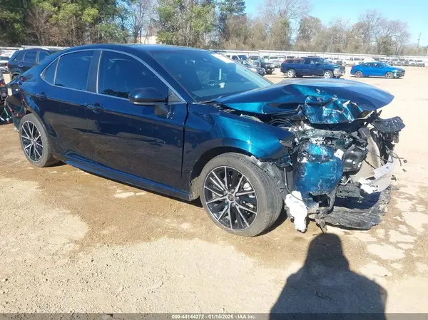 4T1G11AK4MU610821 2021 TOYOTA CAMRY - Image 1