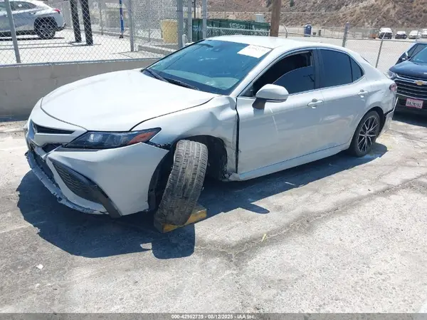 4T1G11AK4NU005831 2022 TOYOTA CAMRY - Image 2