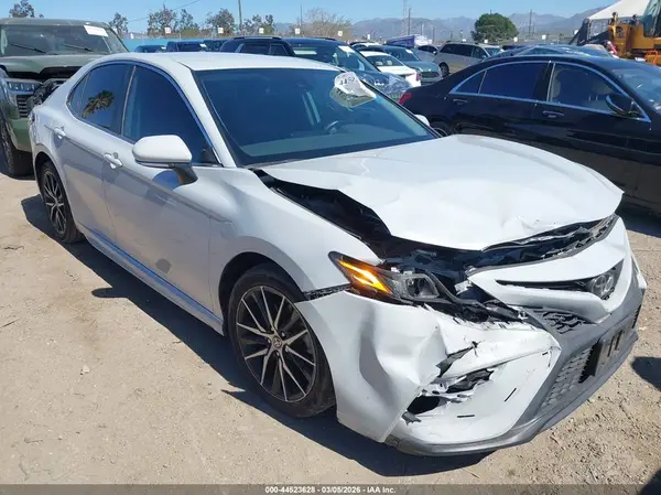 4T1G11AK4NU010298 2022 TOYOTA CAMRY - Image 1