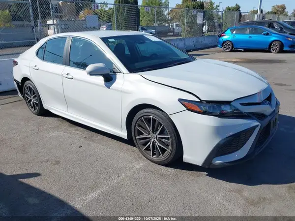 4T1G11AK4NU033533 2022 TOYOTA CAMRY - Image 1