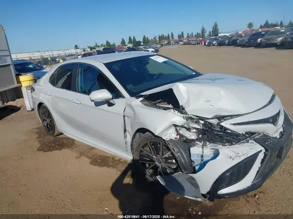 4T1G11AK4NU046766 2022 TOYOTA CAMRY - Image 1