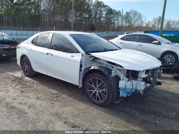 4T1G11AK4NU620329 2022 TOYOTA CAMRY - Image 1
