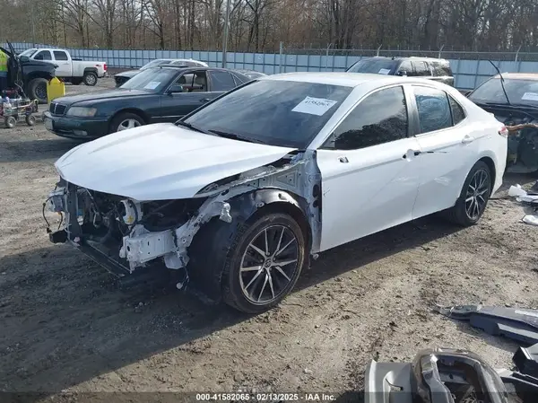 4T1G11AK4NU620329 2022 TOYOTA CAMRY - Image 2