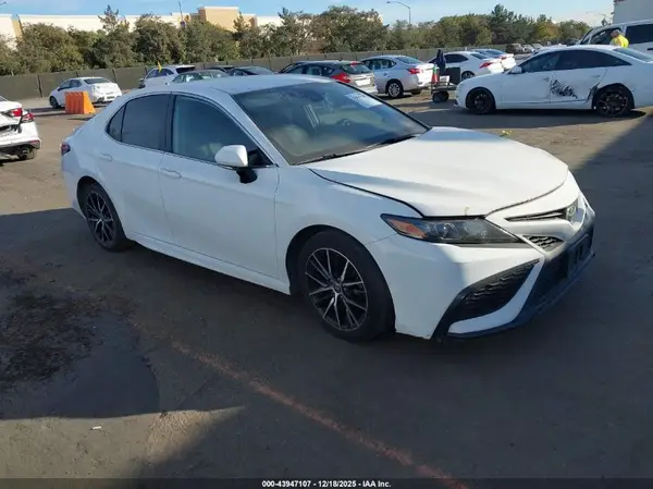 4T1G11AK4NU631850 2022 TOYOTA CAMRY - Image 1