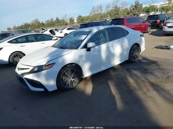 4T1G11AK4NU631850 2022 TOYOTA CAMRY - Image 2