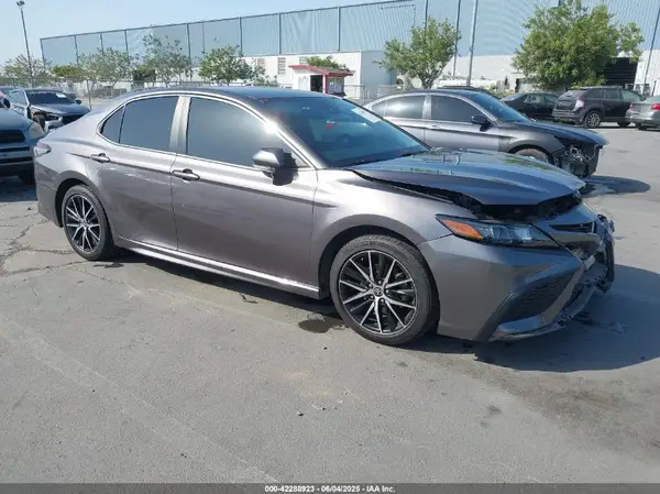 4T1G11AK4NU643125 2022 TOYOTA CAMRY - Image 1
