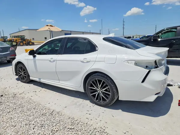 4T1G11AK4NU663066 2022 TOYOTA CAMRY - Image 2