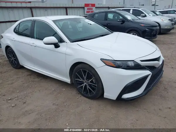 4T1G11AK4NU665870 2022 TOYOTA CAMRY - Image 1