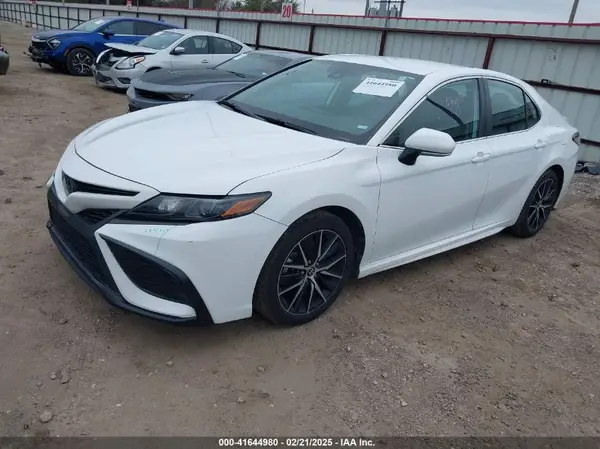 4T1G11AK4NU665870 2022 TOYOTA CAMRY - Image 2