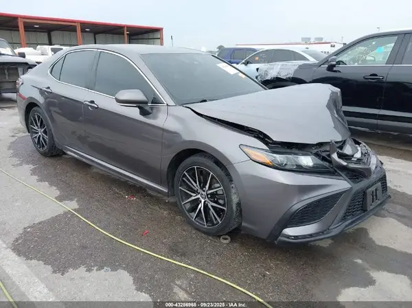 4T1G11AK4NU672110 2022 TOYOTA CAMRY - Image 1