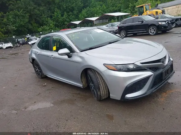 4T1G11AK4NU687240 2022 TOYOTA CAMRY - Image 1
