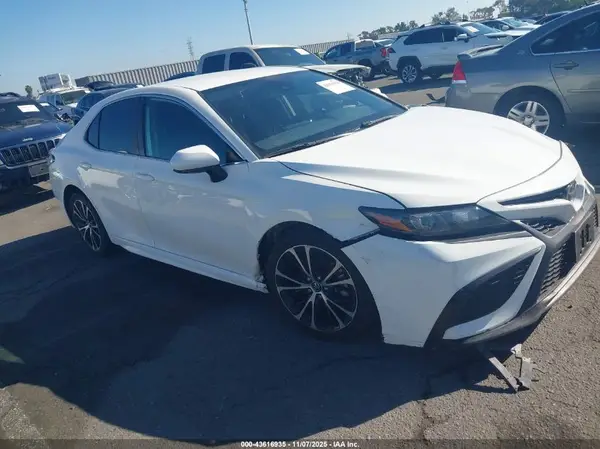 4T1G11AK5MU426018 2021 TOYOTA CAMRY - Image 1