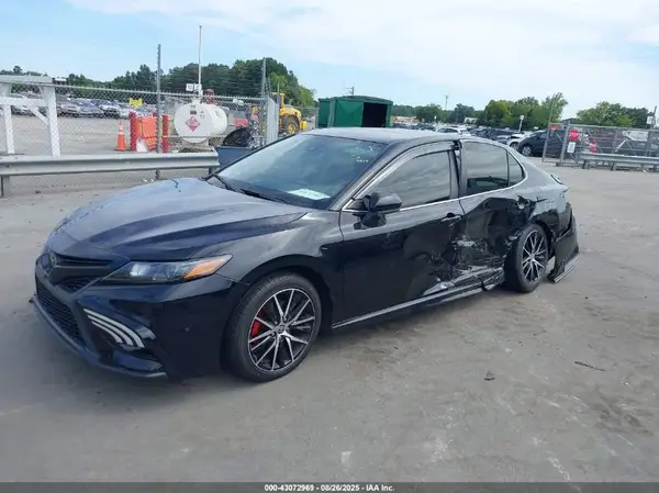 4T1G11AK5MU522859 2021 TOYOTA CAMRY - Image 2