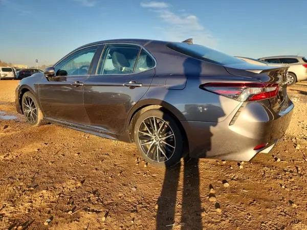 4T1G11AK5MU525986 2021 TOYOTA CAMRY - Image 2