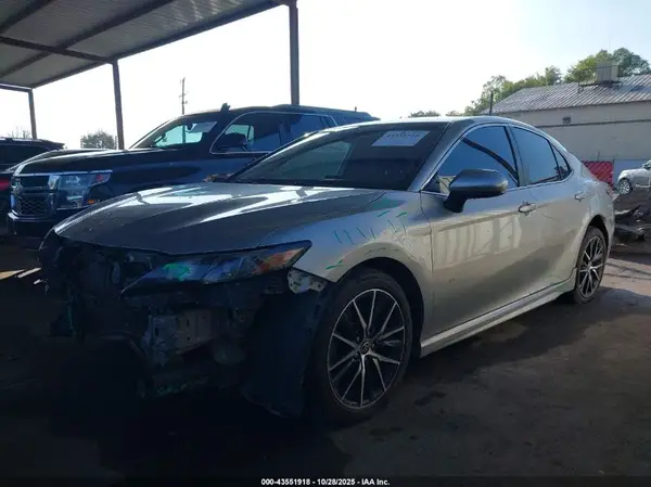 4T1G11AK5MU530718 2021 TOYOTA CAMRY - Image 2