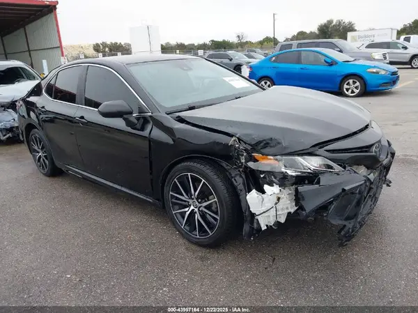 4T1G11AK5MU533831 2021 TOYOTA CAMRY - Image 1
