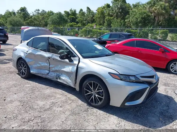 4T1G11AK5MU537913 2021 TOYOTA CAMRY - Image 1