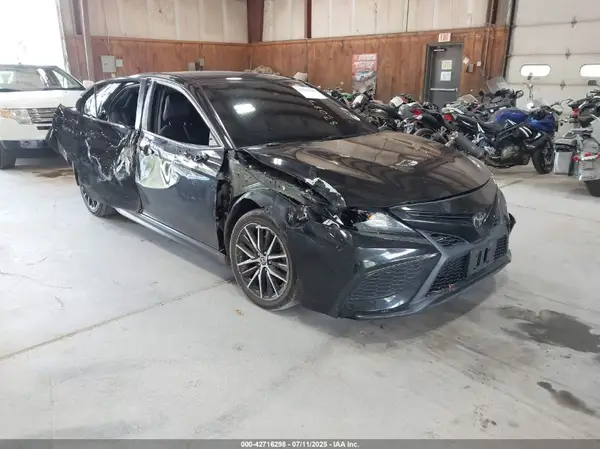 4T1G11AK5MU550984 2021 TOYOTA CAMRY - Image 1