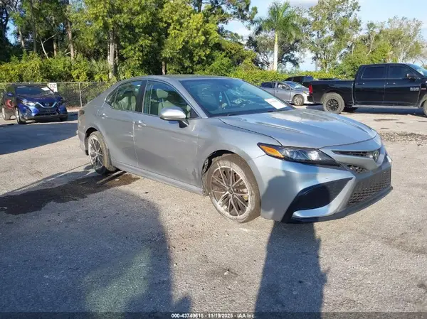 4T1G11AK5MU551102 2021 TOYOTA CAMRY - Image 1