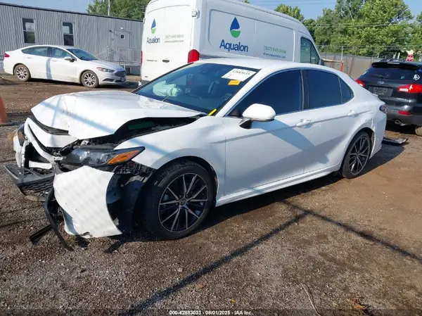 4T1G11AK5MU556560 2021 TOYOTA CAMRY - Image 2