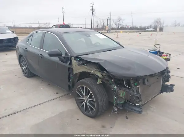 4T1G11AK5MU574668 2021 TOYOTA CAMRY - Image 1