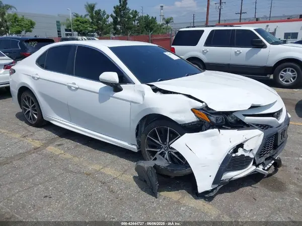 4T1G11AK5MU575996 2021 TOYOTA CAMRY - Image 1