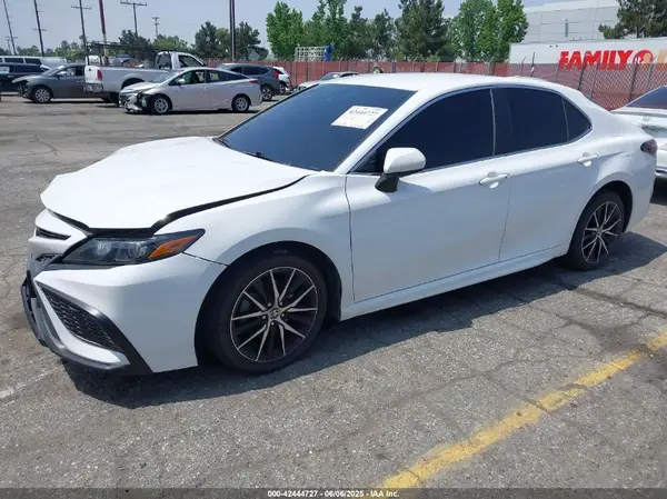 4T1G11AK5MU575996 2021 TOYOTA CAMRY - Image 2