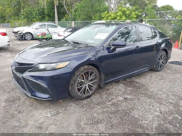 4T1G11AK5MU577490 2021 TOYOTA CAMRY - Image 2