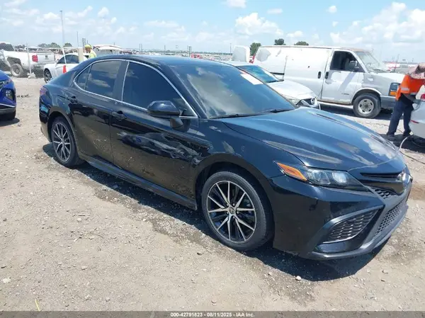 4T1G11AK5MU579644 2021 TOYOTA CAMRY - Image 1