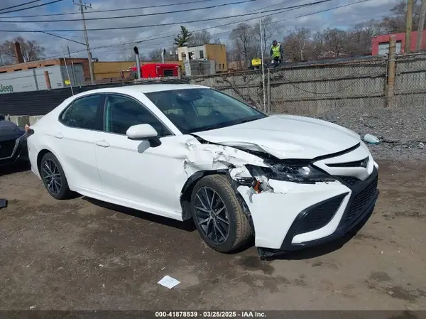 4T1G11AK5MU589252 2021 TOYOTA CAMRY - Image 1