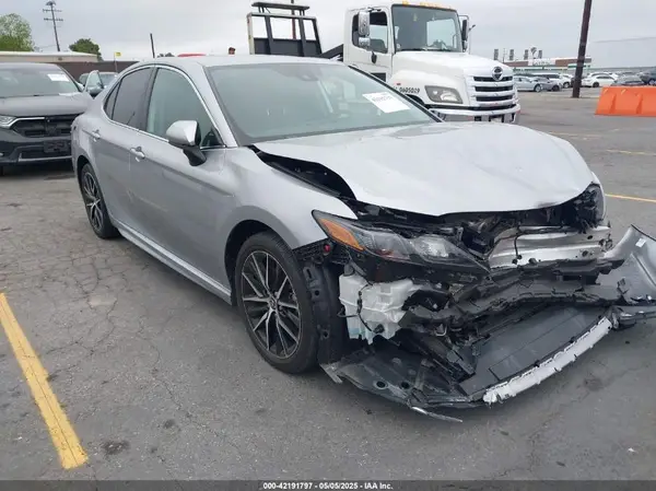 4T1G11AK5MU590630 2021 TOYOTA CAMRY - Image 1