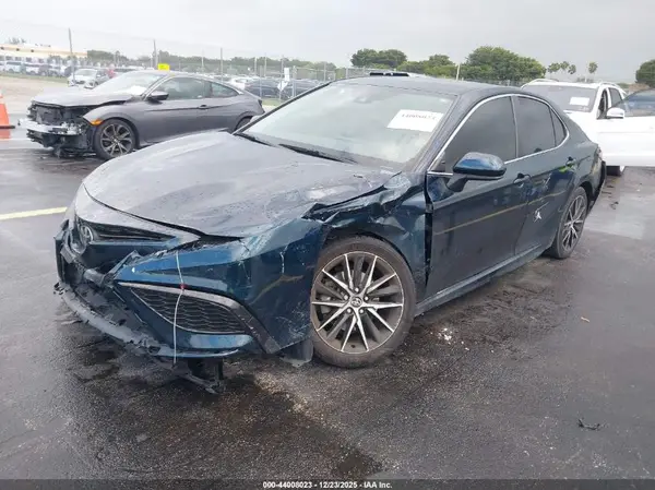 4T1G11AK5MU615512 2021 TOYOTA CAMRY - Image 2