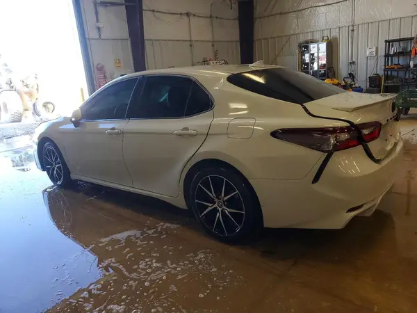 4T1G11AK5NU025635 2022 TOYOTA CAMRY - Image 2