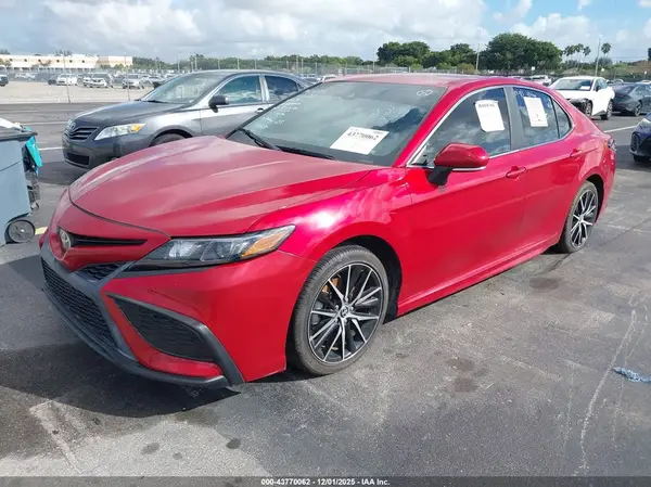 4T1G11AK5NU040717 2022 TOYOTA CAMRY - Image 2