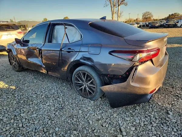 4T1G11AK5NU056108 2022 TOYOTA CAMRY - Image 2