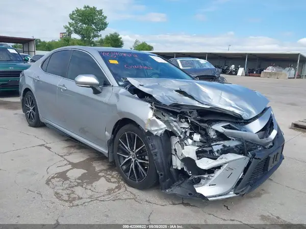 4T1G11AK5NU069683 2022 TOYOTA CAMRY - Image 1