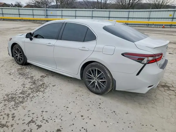 4T1G11AK5NU070459 2022 TOYOTA CAMRY - Image 2