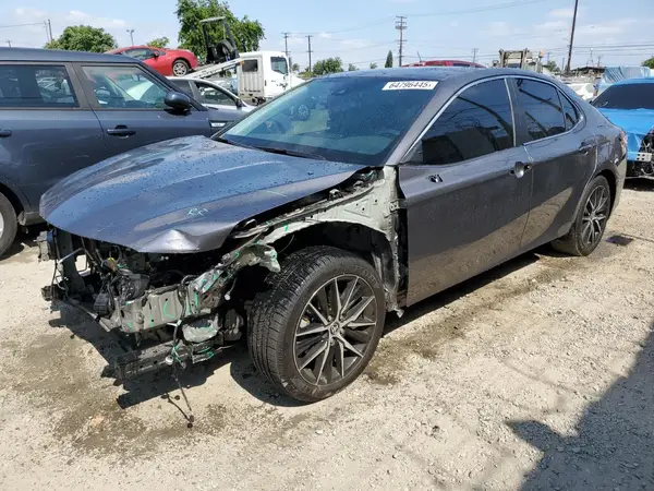4T1G11AK5NU070915 2022 TOYOTA CAMRY - Image 1
